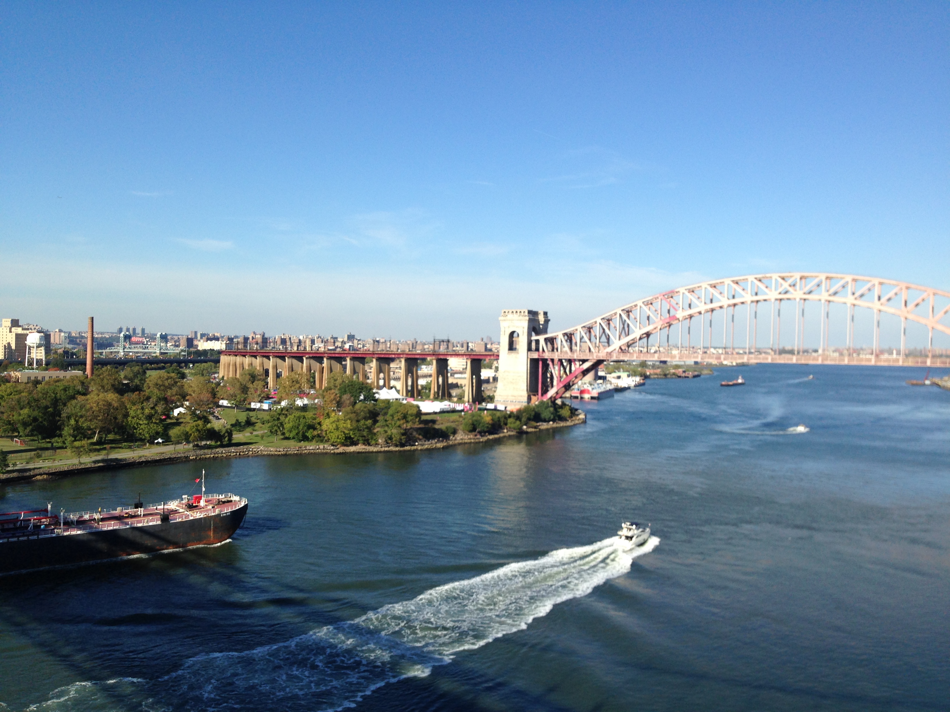 east-river-mit-amtrak-brucke